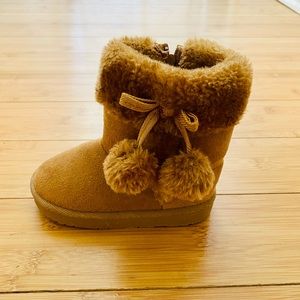 Toddler boots with pom pom